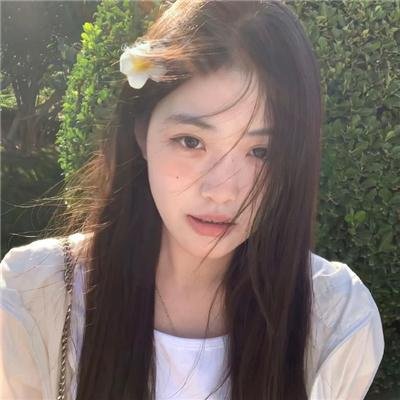 她背后的那双手
